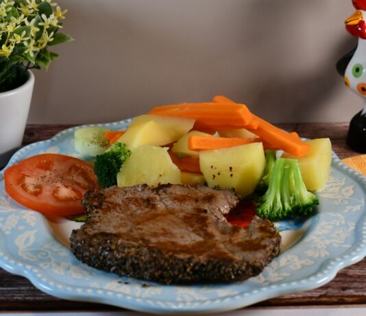 여성 건강관리, 일상에서 실천하는 최신 트렌드와 작은 변화들 Steak with boiled potatoes, carrots, broccoli, and tomato