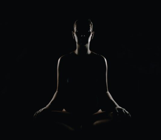 만성피로, 작지만 꾸준한 변화가 해답…한국인 일상에 맞는 생활 루틴 주목 person doing meditation pose