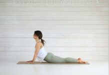 여행지에서의 필라테스: ‘호캉스’ 대신 ‘필캉스’, 여행 중에도 무너지지 않는 신체 밸런스 유지법 Woman doing cobra pose on yoga mat