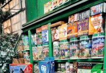 건강을 챙기는 또 다른 습관, 영양제와 보충제 똑똑하게 활용하기 Shelves filled with various health supplements and products.