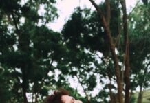 지치지 않는 일상, 만성피로에서 벗어나는 생활 습관 만들기 man standing near tree