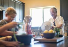 “슬로우 라이프” 열풍, 일상 속 작은 변화로 건강 지키기 Grandfather and grandchildren prepare food in kitchen