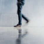 점심시간 짧은 산책, 바쁜 직장인 건강 지키는 힘 된다 person wearing blue denim jeans beside gray wall