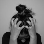 집에서 시작하는 ‘마음 챙김’… 일상 속 스트레스 관리법 주목 a woman covering her face with her hands