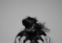 집에서 시작하는 ‘마음 챙김’… 일상 속 스트레스 관리법 주목 a woman covering her face with her hands