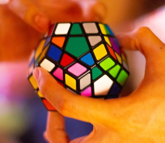 뇌도 운동이 필요하다…일상에서 실천하는 뇌건강 루틴 주목 person holding 3 x 3 rubiks cube