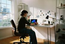디지털 디톡스, 당신의 삶에 여유를 더하다 Person working at desk with laptop and phone.