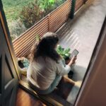 만성피로, 내 생활을 바꾸는 작은 루틴이 답이다 Woman sitting on balcony with smartphone