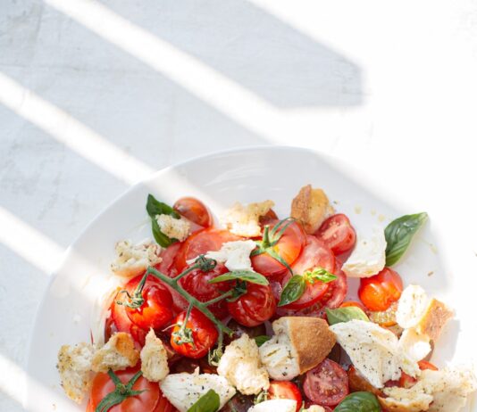 건강한 식단, 일상에서 어떻게 실천할까? 최신 트렌드와 실용 팁 sliced tomato and green leaf vegetable on white ceramic plate