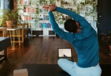 “일상 속에서 강한 몸과 성능을 높이는 비결, 기능성 운동의 매력!” a man doing yoga in a living room