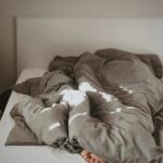 “숙면에 빠지는 비결! 수면 최적화로 피로에서 벗어나자” brown and white bed linen