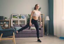 증가하는 홈 트레이닝 열풍, 집에서 건강 지키는 똑똑한 방법 a woman in a sports bra top and leggings in a living room